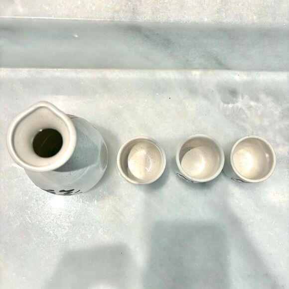 Lucky Cat Japanese 1 Tokkuri Bottle and 3 Ochoko Cups Ceramic Sake Set Cream OS - Picture 5 of 5